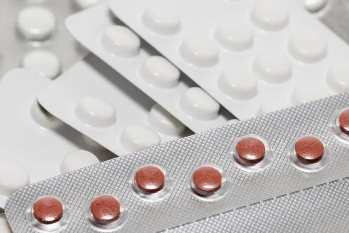 Gerahmter Druck : Verschiedene Tabletten, Blisterpackungen. Gerahmter Druck : Verschiedene Tabletten, Blisterpackungen.