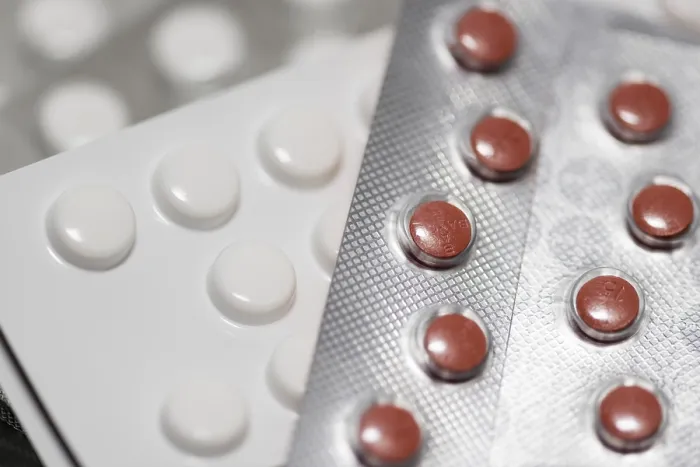 Gerahmter Druck : Verschiedene Tabletten, Blisterpackungen. Gerahmter Druck : Verschiedene Tabletten, Blisterpackungen.