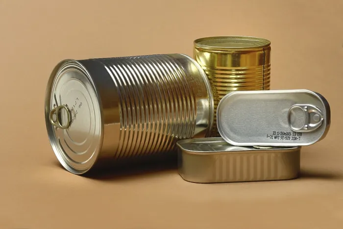 Gerahmter Druck : Verschiedene Blechdosen, Blechdosen. Gerahmter Druck : Verschiedene Blechdosen, Blechdosen.