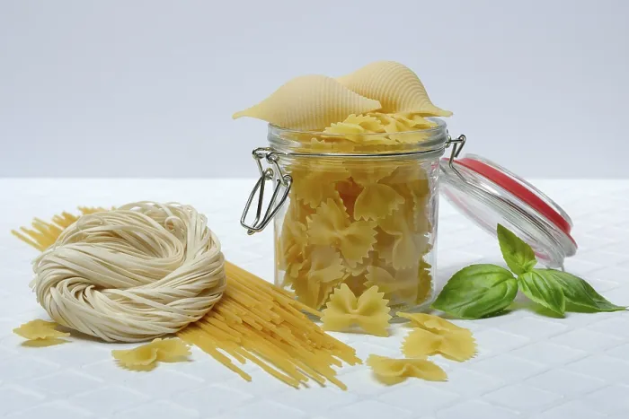 Gerahmter Druck : Verschiedene Arten von Pasta mit Glasbehälter. Gerahmter Druck : Verschiedene Arten von Pasta mit Glasbehälter.