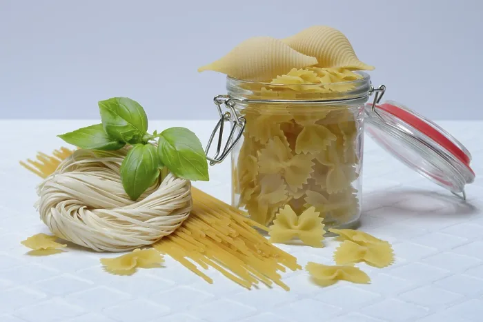 Gerahmter Druck : Verschiedene Arten von Pasta mit Glasbehälter. Gerahmter Druck : Verschiedene Arten von Pasta mit Glasbehälter.