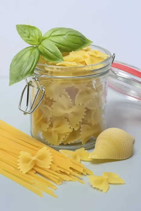 Gerahmter Druck : Verschiedene Arten von Pasta mit Glasbehälter. Gerahmter Druck : Verschiedene Arten von Pasta mit Glasbehälter.