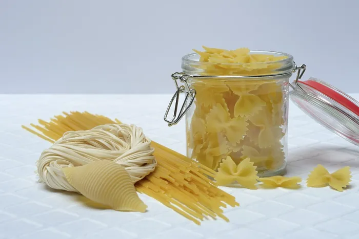 Gerahmter Druck : Verschiedene Arten von Pasta mit Glasbehälter. Gerahmter Druck : Verschiedene Arten von Pasta mit Glasbehälter.