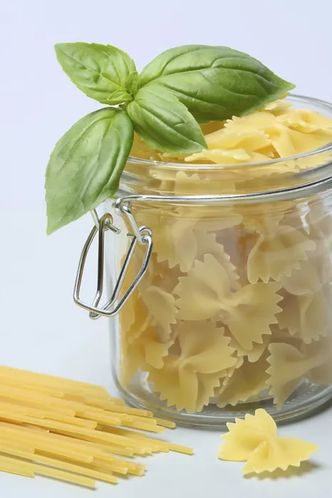 Gerahmter Druck : Verschiedene Arten von Pasta mit Glasbehälter. Gerahmter Druck : Verschiedene Arten von Pasta mit Glasbehälter.