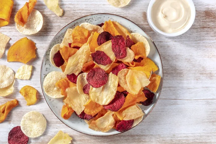 Gerahmter Druck : Verschiedene Gemüsechips mit einem selbstgemachten Dip. Gerahmter Druck : Verschiedene Gemüsechips mit einem selbstgemachten Dip.
