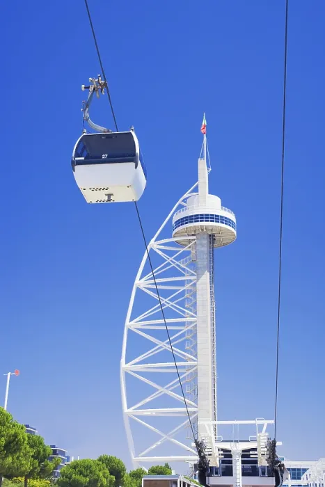Gerahmter Druck : Turm von Vasco da Gama mit Standseilbahn Gerahmter Druck : Turm von Vasco da Gama mit Standseilbahn