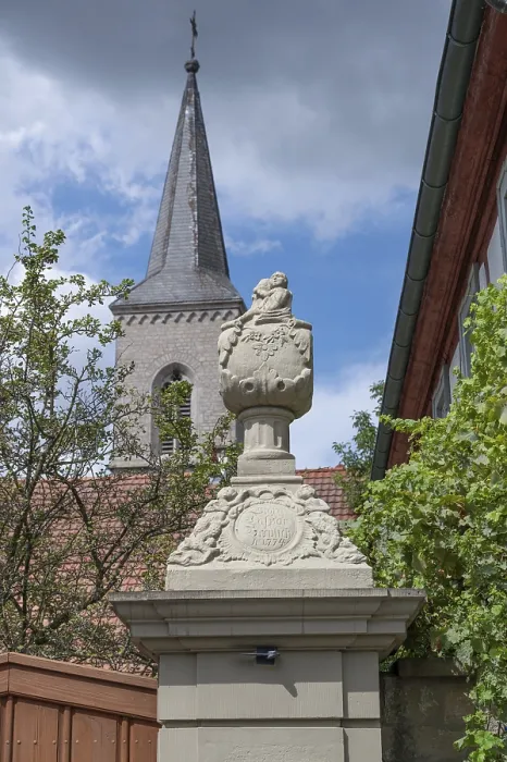 Gerahmter Druck : Vasenanhängung an einem Hofeingang, 1774, hinter dem Turm der Pfarrkirche St. Johannes der Täufer in Huttenheim, Unterfranken, Bayern Gerahmter Druck : Vasenanhängung an einem Hofeingang, 1774, hinter dem Turm der Pfarrkirche St. Johannes der Täufer in Huttenheim, Unterfranken, Bayern