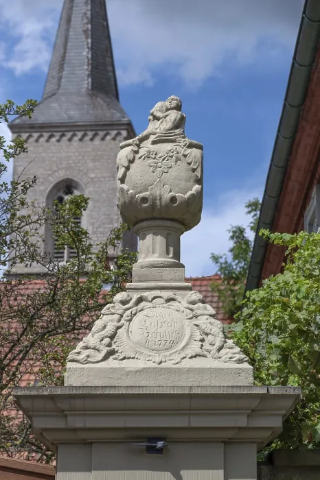 Gerahmter Druck : Vasen-Zentrum auf einem Hoftor. Gerahmter Druck : Vasen-Zentrum auf einem Hoftor.