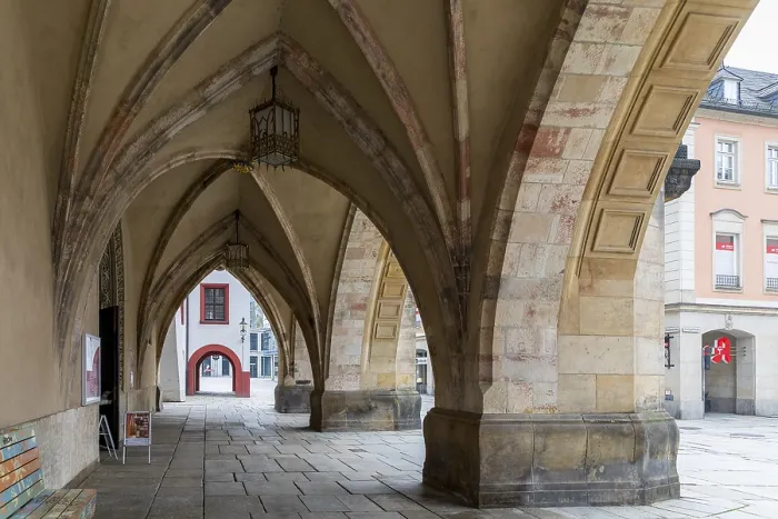 Gerahmter Druck : Ratshaus im Stadtkirchhof St. Jakobi Gerahmter Druck : Ratshaus im Stadtkirchhof St. Jakobi