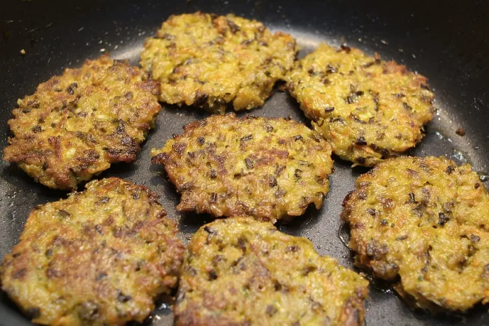Gerahmter Druck : Gemüseburger werden in einer Pfanne zubereitet. Gerahmter Druck : Gemüseburger werden in einer Pfanne zubereitet.