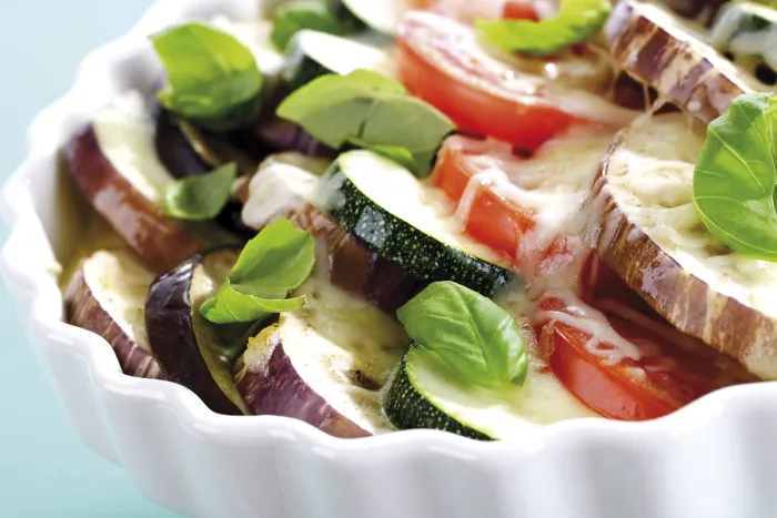 Gerahmter Druck : Gemüseauflauf mit Tomaten.