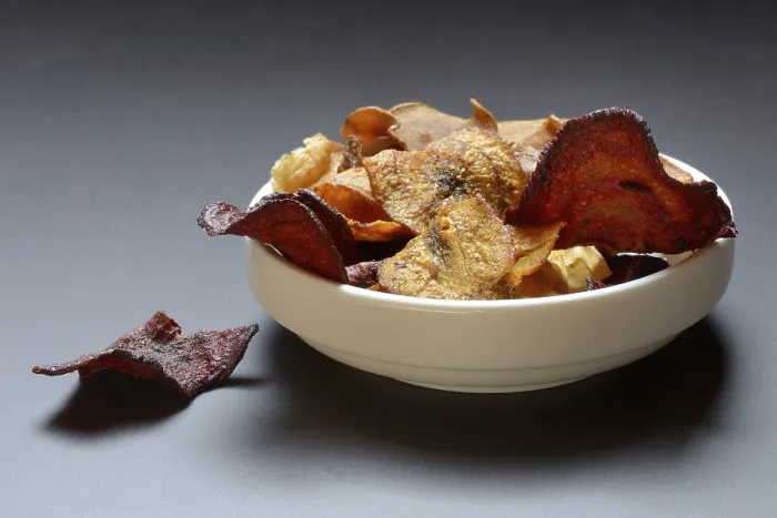 Gerahmter Druck : Gemüsechips in Schale, bestehend aus Karotten. Gerahmter Druck : Gemüsechips in Schale, bestehend aus Karotten.
