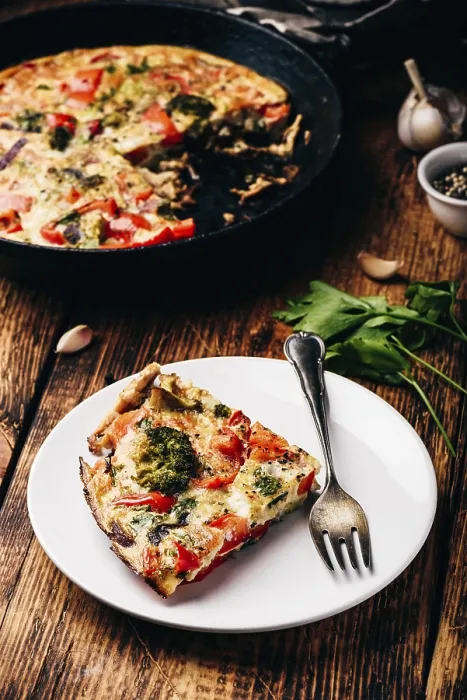 Gerahmter Druck : Gemüse-Frittata mit Brokkoli. Gerahmter Druck : Gemüse-Frittata mit Brokkoli.