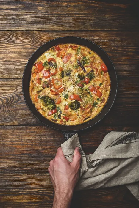 Gerahmter Druck : Gemüse-Frittata mit Brokkoli. Gerahmter Druck : Gemüse-Frittata mit Brokkoli.