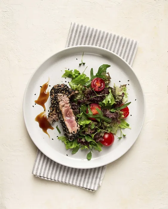Gerahmter Druck : Gemüsesalat mit gebratenem Thunfisch. Gerahmter Druck : Gemüsesalat mit gebratenem Thunfisch.