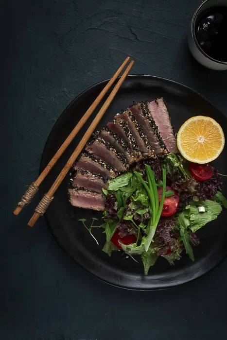 Gerahmter Druck : Gemüsesalat, mit gebratenem Thunfisch. Gerahmter Druck : Gemüsesalat, mit gebratenem Thunfisch.