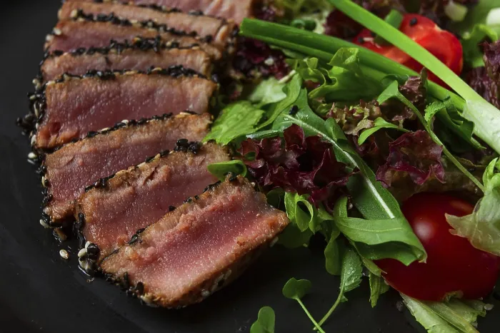 Gerahmter Druck : Gemüsesalat mit gebratenem Thunfisch. Gerahmter Druck : Gemüsesalat mit gebratenem Thunfisch.