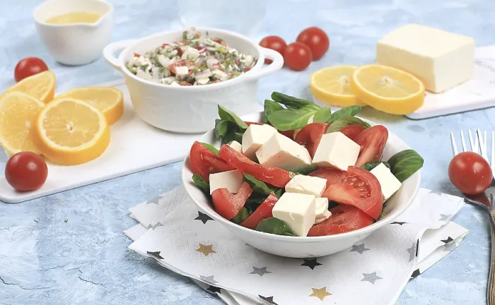 Gerahmter Druck : Gemüsesalat mit Mozzarella-Käse. Gerahmter Druck : Gemüsesalat mit Mozzarella-Käse.