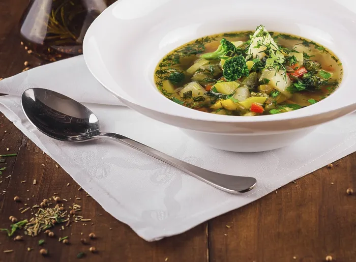 Gerahmter Druck : Gemüsesuppe mit Brokkoli, Kartoffeln. Gerahmter Druck : Gemüsesuppe mit Brokkoli, Kartoffeln.