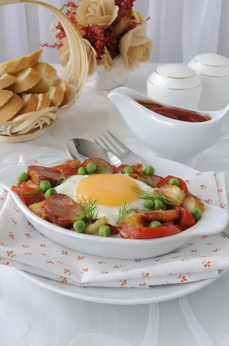 Gerahmter Druck : Gemüse-Stew mit Wurst und Ei mit Crackern. Gerahmter Druck : Gemüse-Stew mit Wurst und Ei mit Crackern.