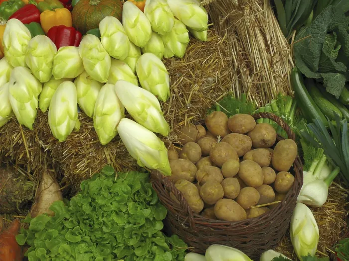 Gerahmter Druck : Gemüse, Kartoffeln, Lauch, Korb. Gerahmter Druck : Gemüse, Kartoffeln, Lauch, Korb.