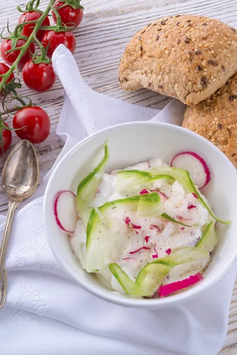 Gerahmter Druck : Gemüsesalat mit Joghurt Gerahmter Druck : Gemüsesalat mit Joghurt