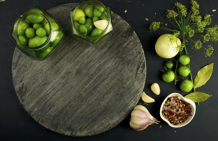 Gerahmter Druck : GEMÜSE, TOMATEN UND GEWÜRZE AUF DEM TISCH