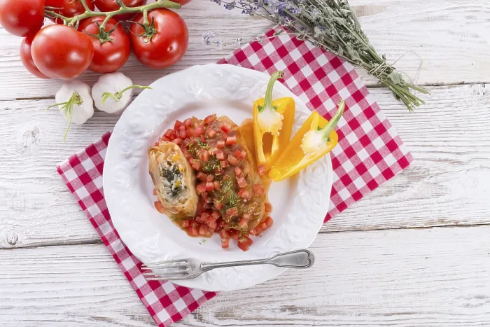 Gerahmter Druck : Vegetarische Kohlrouladen mit Spinat und Salsa Gerahmter Druck : Vegetarische Kohlrouladen mit Spinat und Salsa