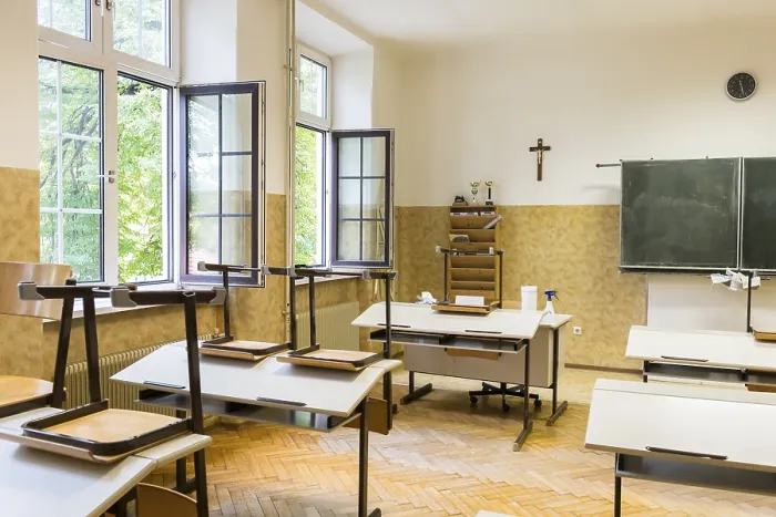 Gerahmter Druck : Lüftung in einem Klassenzimmer, offene Fenster, Österreich. Gerahmter Druck : Lüftung in einem Klassenzimmer, offene Fenster, Österreich.