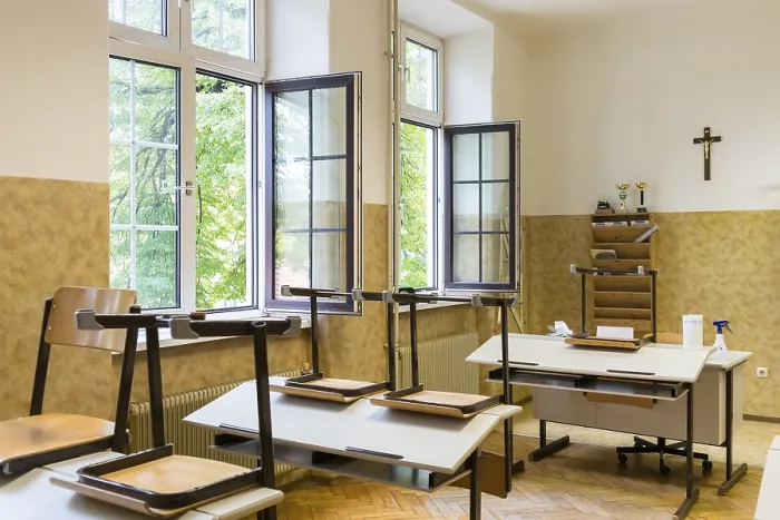 Gerahmter Druck : Lüftung in einem Klassenzimmer, geöffnete Fenster, Österreich. Gerahmter Druck : Lüftung in einem Klassenzimmer, geöffnete Fenster, Österreich.