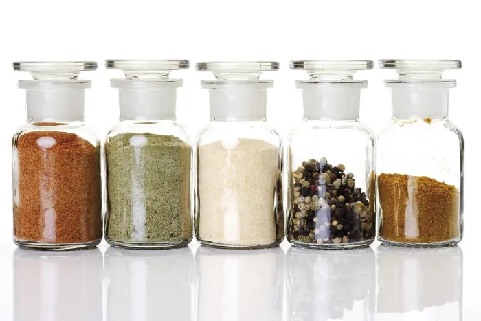 Gerahmter Druck : Vials mit verschiedenen Gewürzen Gerahmter Druck : Vials mit verschiedenen Gewürzen