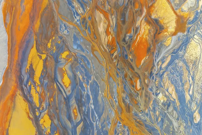 Gerahmter Druck : Ein lebendiges abstraktes Bild, das dynamische sich drehenden Muster in Blau zeigt. Gerahmter Druck : Ein lebendiges abstraktes Bild, das dynamische sich drehenden Muster in Blau zeigt.