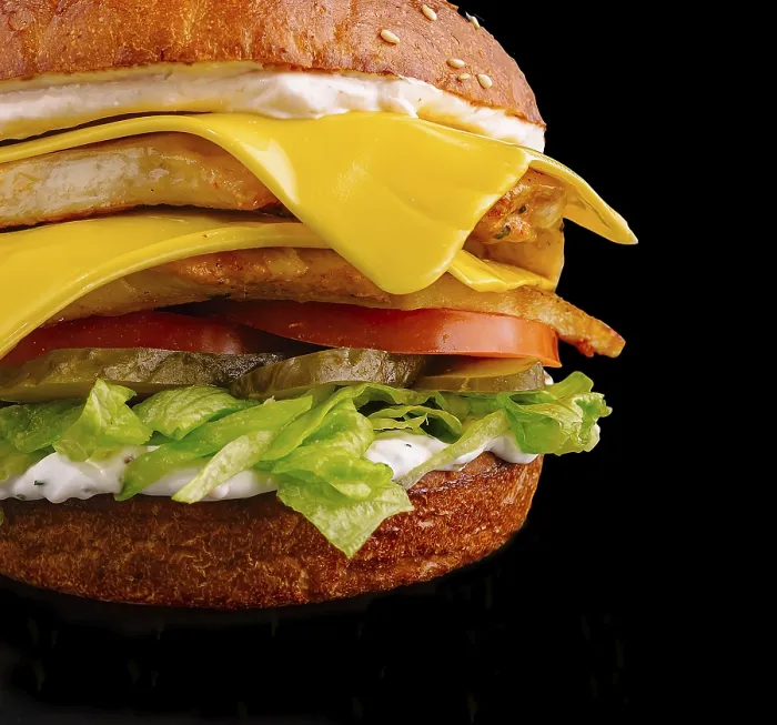 Gerahmter Druck : Ein lebendiger Burger mit Schichten Käse. Gerahmter Druck : Ein lebendiger Burger mit Schichten Käse.