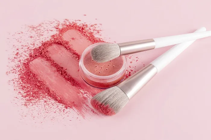 Gerahmter Druck : Eine lebendige Makeup-Komposition, die eine kompakte Blush und zwei Makeup-Bürsten gegen einen weichen rosa Hintergrund zeigt. Gerahmter Druck : Eine lebendige Makeup-Komposition, die eine kompakte Blush und zwei Makeup-Bürsten gegen einen weichen rosa Hintergrund zeigt.