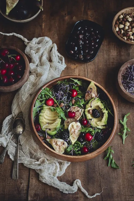Gerahmter Druck : Ein lebendiger Salat mit Feigen. Gerahmter Druck : Ein lebendiger Salat mit Feigen.