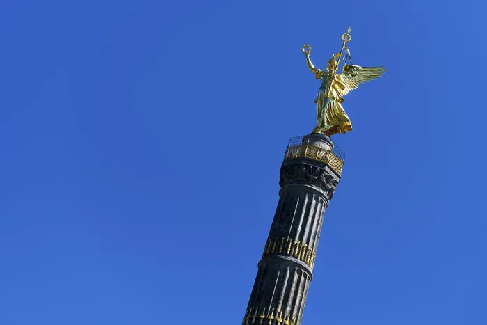 Gerahmter Druck : Die Siegessäule auf der Straße des 17. Januar Gerahmter Druck : Die Siegessäule auf der Straße des 17. Januar