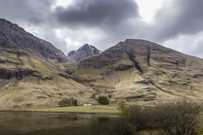 Gerahmter Druck : Ein Blick auf Achnambeithach Cottage Glencoe. Gerahmter Druck : Ein Blick auf Achnambeithach Cottage Glencoe.