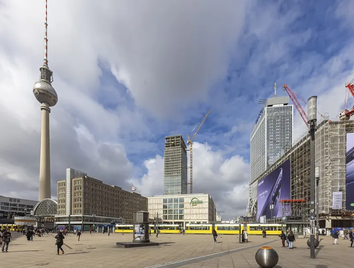 Gerahmter Druck : Blick auf den Alexanderplatz in Berlin. Gerahmter Druck : Blick auf den Alexanderplatz in Berlin.