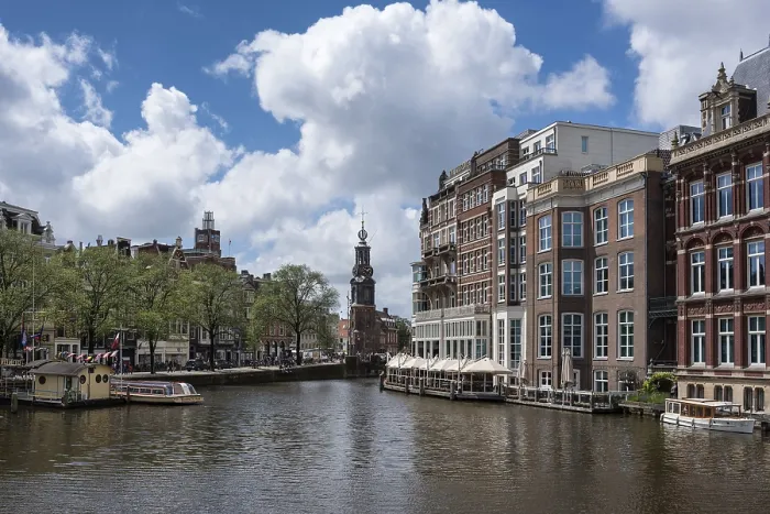 Gerahmter Druck : Blick über die Amstel zu den Munttoren. Gerahmter Druck : Blick über die Amstel zu den Munttoren.