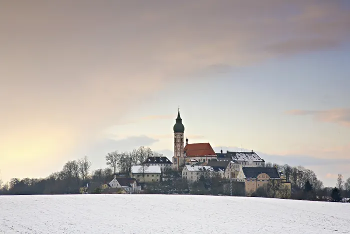 Gerahmter Druck : Ansicht des Andechser Klosters im Winter. Gerahmter Druck : Ansicht des Andechser Klosters im Winter.