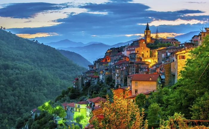 Gerahmter Druck : Blick auf Apricale in der Provinz Imperia. Gerahmter Druck : Blick auf Apricale in der Provinz Imperia.