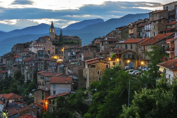 Gerahmter Druck : Blick auf Apricale in der Provinz Imperia Gerahmter Druck : Blick auf Apricale in der Provinz Imperia