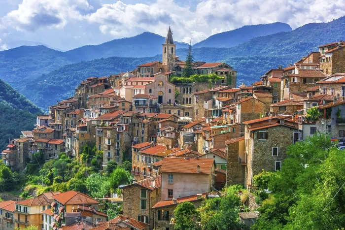 Gerahmter Druck : Blick auf Apricale in der Provinz Imperia. Gerahmter Druck : Blick auf Apricale in der Provinz Imperia.