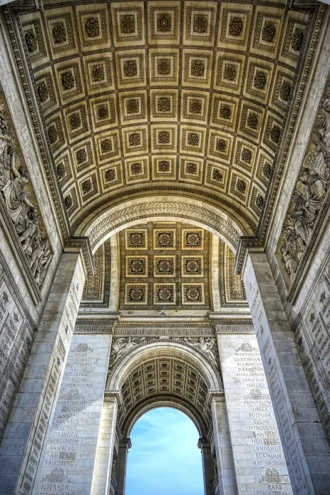 Gerahmter Druck : Ein Blick auf den Arc de Triomphe in Paris.