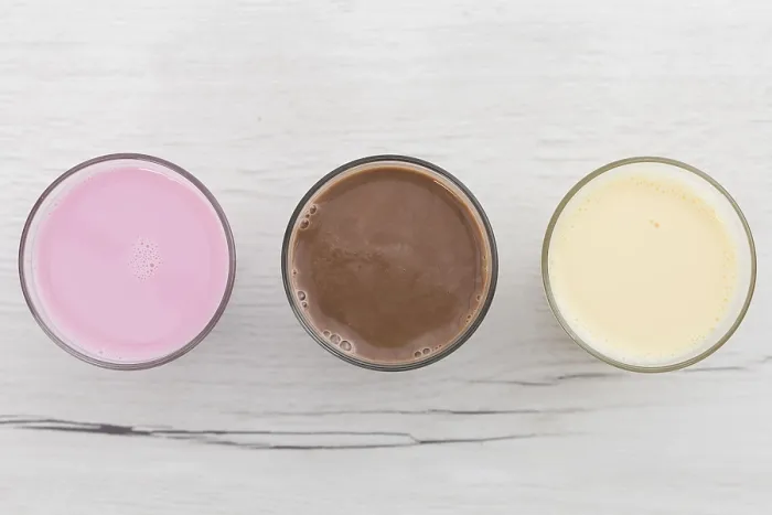 Gerahmter Druck : Obenansicht-Vielfalt-Smoothies Gerahmter Druck : Obenansicht-Vielfalt-Smoothies