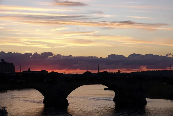 Gerahmter Druck : Blick auf die Augustusbrücke, Sommerabend. Gerahmter Druck : Blick auf die Augustusbrücke, Sommerabend.