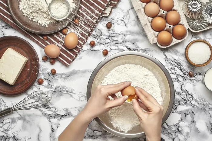 Gerahmter Druck : Oberansicht eines Bäckereikochs. Gerahmter Druck : Oberansicht eines Bäckereikochs.