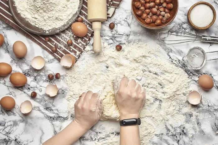 Gerahmter Druck : Oberansicht eines Bäckereikochs. Gerahmter Druck : Oberansicht eines Bäckereikochs.