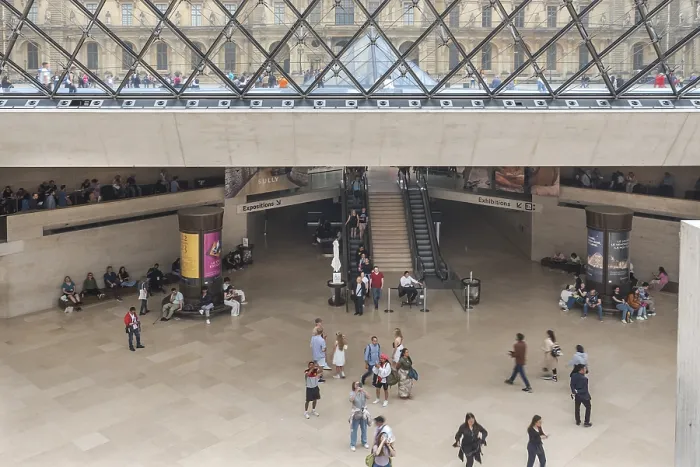 Gerahmter Druck : Blick in die Kellerräume der Pyramide.