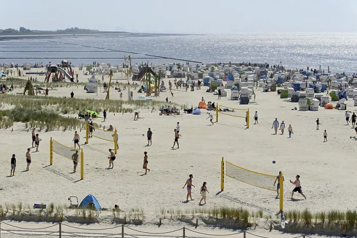 Gerahmter Druck : Blick auf den Badestrand mit Strandstühlen. Gerahmter Druck : Blick auf den Badestrand mit Strandstühlen.